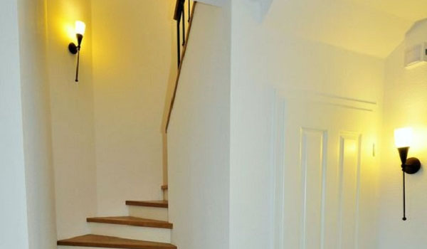 Bố trí đèn trang trí bậc cầu thang đẹp là một trong những bước giúp biến căn nhà của bạn trở nên lung linh và đặc biệt hơn. Bạn có thể sử dụng nhiều kiểu đèn khác nhau để tạo nên một không gian độc đáo và phù hợp với sở thích cá nhân của mình. Chỉ cần bố trí một cách hợp lý, các bậc cầu thang sẽ trở thành điểm nhấn nổi bật của căn nhà bạn.